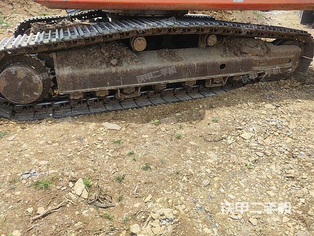 單側(cè)履帶整體(整機(jī)外觀) 單側(cè)履帶整體(整機(jī)外觀)