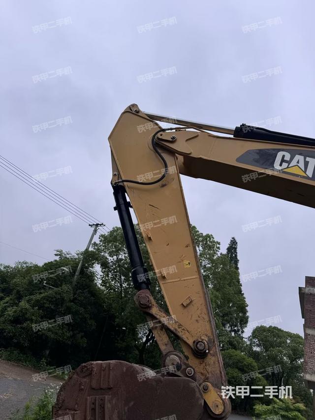 小臂整体左后(工作和回转装置) 小臂整体左后(工作和回转装置)