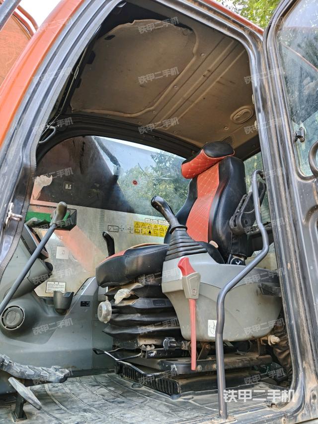 座椅右侧控制台/钥匙门/油门/含右手柄（驾驶室部分）