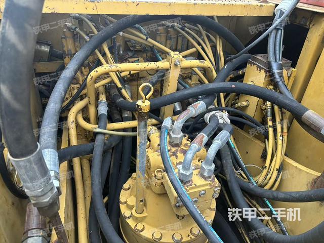 回轉(zhuǎn)馬達和主控閥(整機外觀) 回轉(zhuǎn)馬達和主控閥(整機外觀)