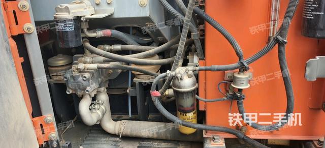 液压泵舱室正面整体(整机外观) 液压泵舱室正面整体(整机外观)