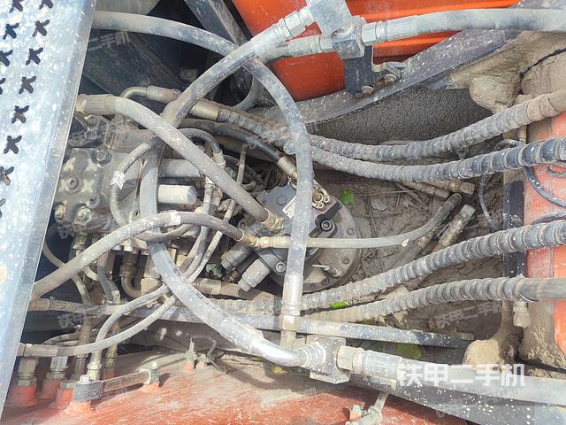 回轉(zhuǎn)馬達和主控閥(整機外觀) 回轉(zhuǎn)馬達和主控閥(整機外觀)