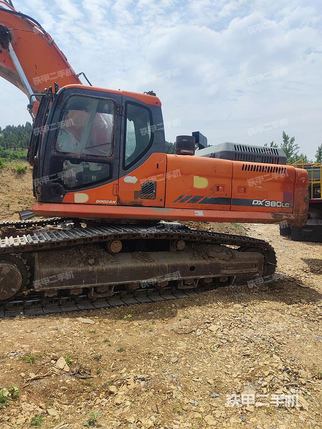 駕駛室整體(整機(jī)外觀) 駕駛室整體(整機(jī)外觀)