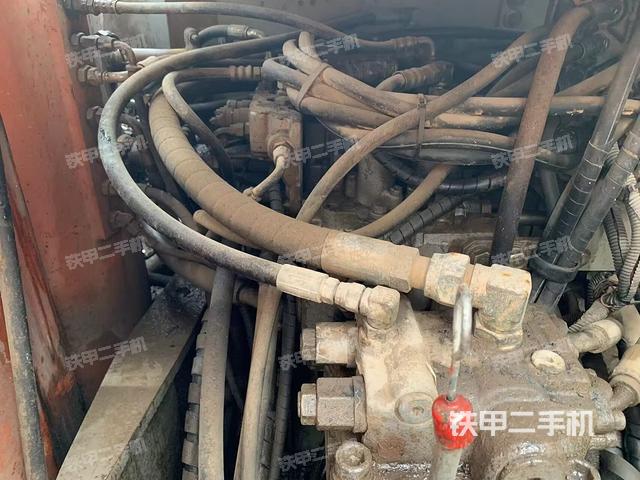 回轉(zhuǎn)馬達(dá)和主控閥(整機(jī)外觀) 回轉(zhuǎn)馬達(dá)和主控閥(整機(jī)外觀)