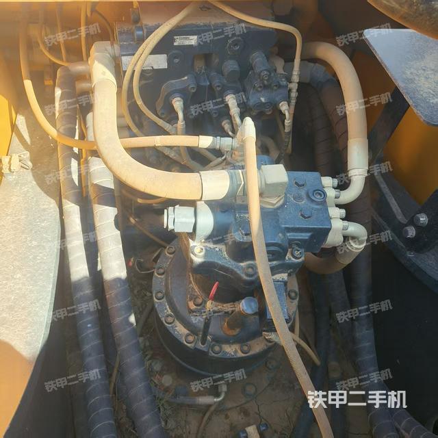 回轉(zhuǎn)馬達和主控閥(整機外觀) 回轉(zhuǎn)馬達和主控閥(整機外觀)