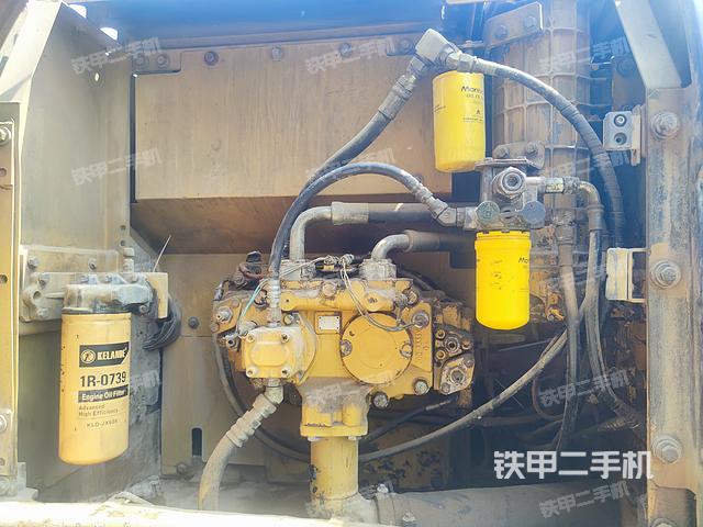 液压泵舱室正面整体(整机外观) 液压泵舱室正面整体(整机外观)