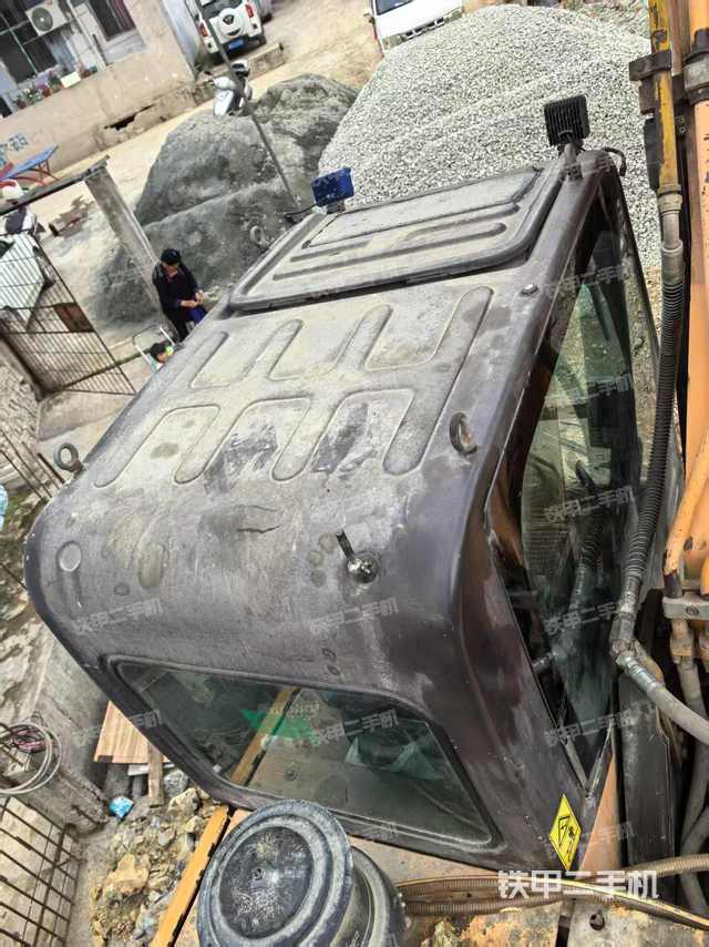駕駛室整體(整機(jī)外觀) 駕駛室整體(整機(jī)外觀)