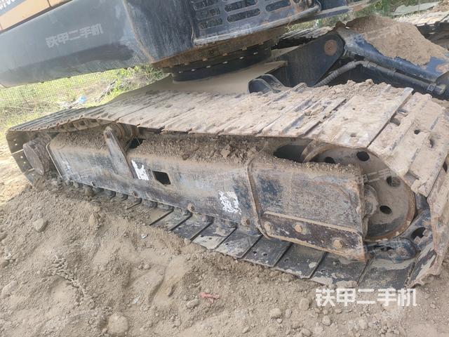 单侧履带整体(整机外观) 单侧履带整体(整机外观)