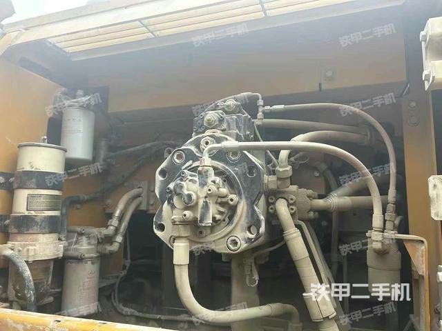 液壓泵艙室正面整體(整機外觀) 液壓泵艙室正面整體(整機外觀)
