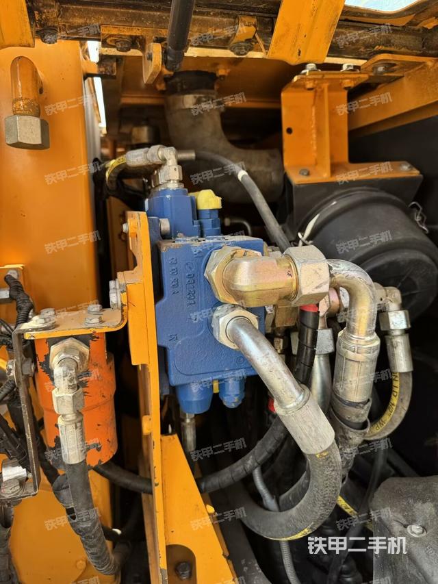 回转马达和主控阀(整机外观) 回转马达和主控阀(整机外观)