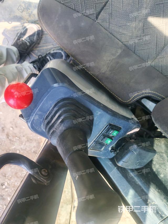 座椅左侧控制台/音响/含左手柄(驾驶室部分) 座椅左侧控制台/音响/含左手柄(驾驶室部分)