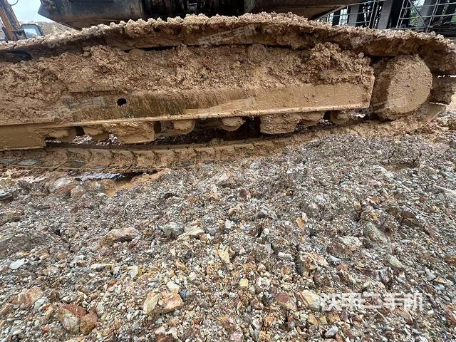 單側(cè)履帶整體(整機(jī)外觀) 單側(cè)履帶整體(整機(jī)外觀)