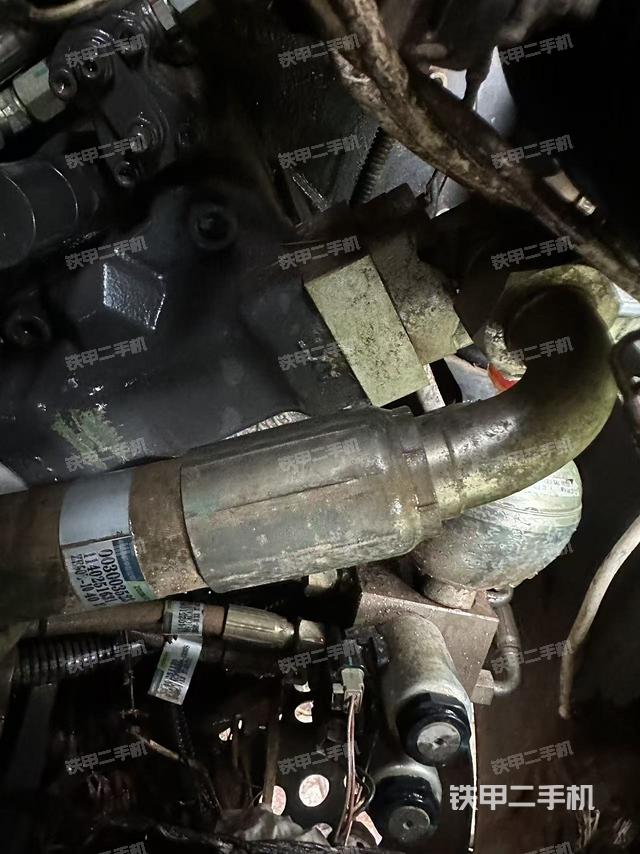 液壓泵艙室正面整體(整機外觀) 液壓泵艙室正面整體(整機外觀)