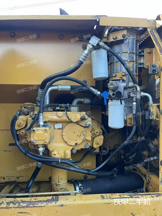 液压泵舱室正面整体（整机外观）