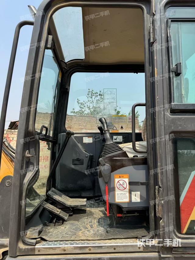 驾驶室顶部(整机外观) 驾驶室顶部(整机外观)