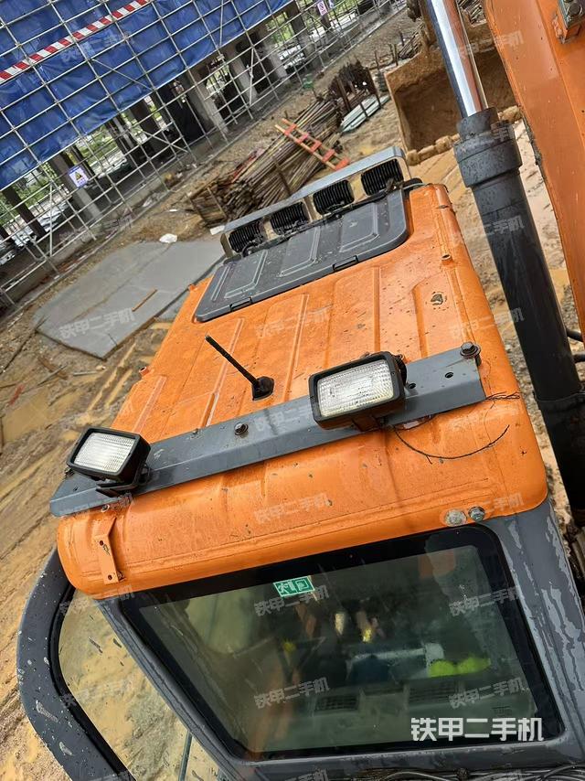 駕駛室頂部(整機(jī)外觀) 駕駛室頂部(整機(jī)外觀)