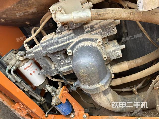 液壓泵艙室正面整體(整機(jī)外觀) 液壓泵艙室正面整體(整機(jī)外觀)