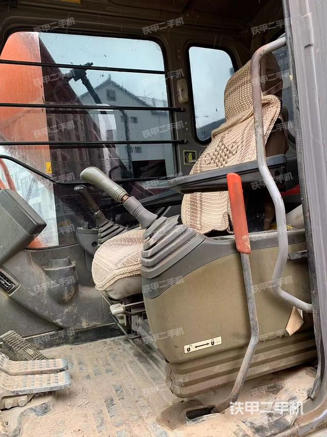 駕駛室整體(整機(jī)外觀) 駕駛室整體(整機(jī)外觀)