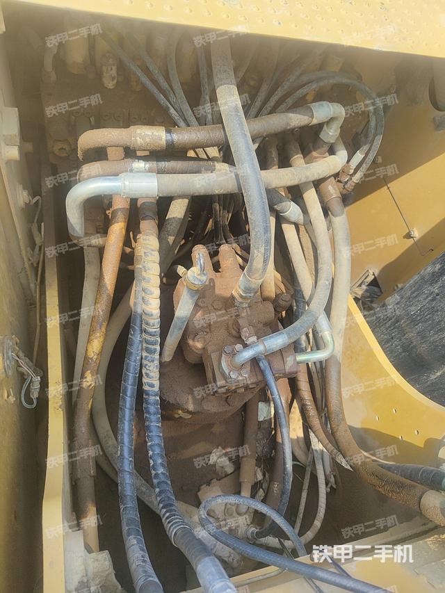 回转马达和主控阀(整机外观) 回转马达和主控阀(整机外观)