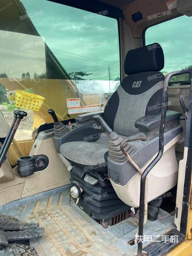 驾驶室顶部（整机外观）