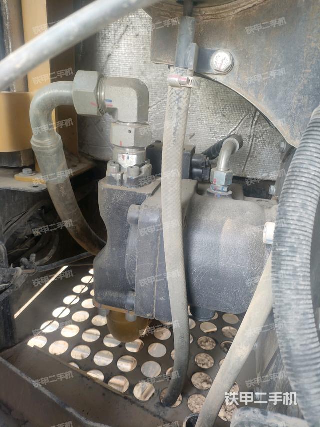 液压泵舱室正面整体(整机外观) 液压泵舱室正面整体(整机外观)