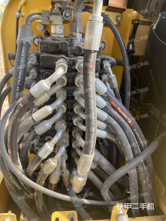 回转马达和主控阀(整机外观) 回转马达和主控阀(整机外观)