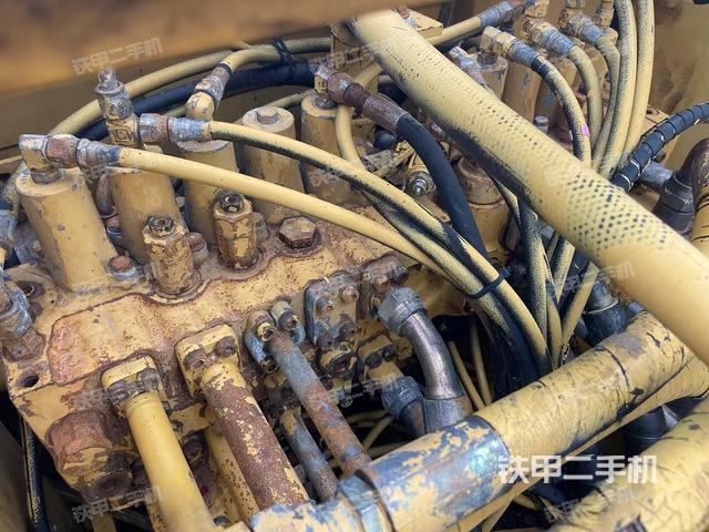 回转马达和主控阀（整机外观）