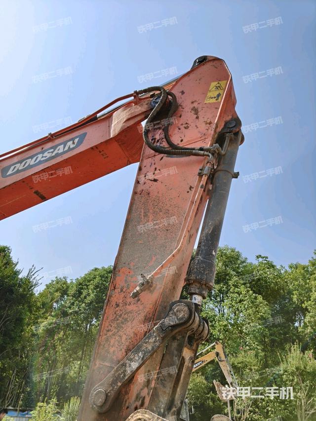 大臂油缸整体 竖拍（工作和回转装置）