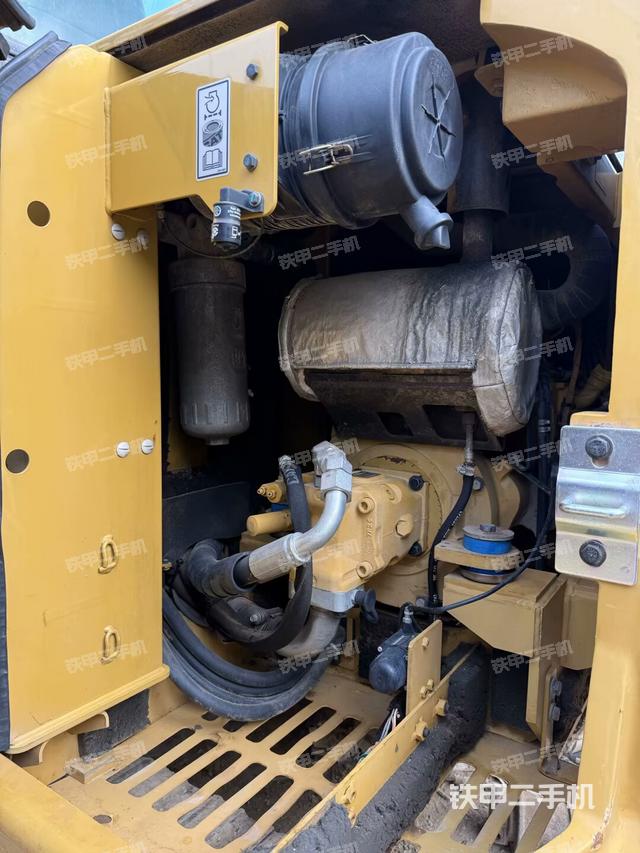 液压泵舱室正面整体（整机外观）