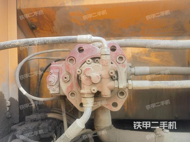 液壓泵艙室正面整體(整機外觀) 液壓泵艙室正面整體(整機外觀)