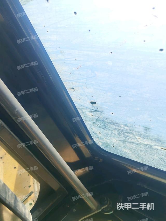 行走控制手柄和踏板 俯拍(驾驶室部分) 行走控制手柄和踏板 俯拍(驾驶室部分)