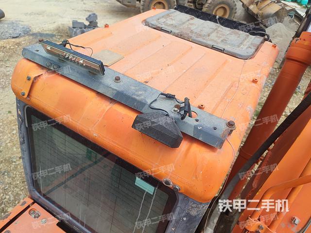 駕駛室頂部(整機(jī)外觀) 駕駛室頂部(整機(jī)外觀)