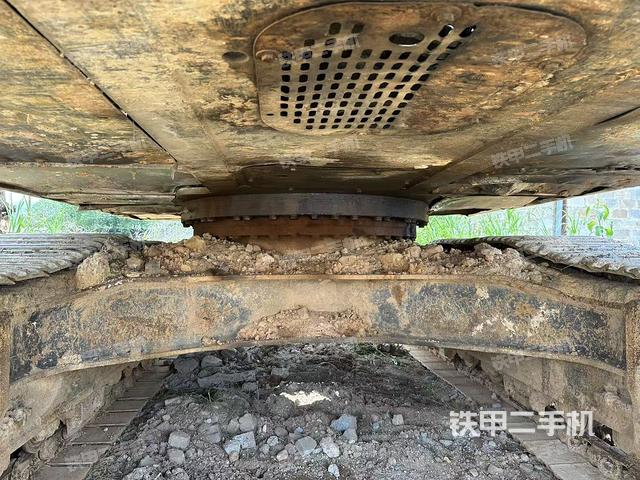 右側(cè)履帶整體(行走機構(gòu)) 右側(cè)履帶整體(行走機構(gòu))