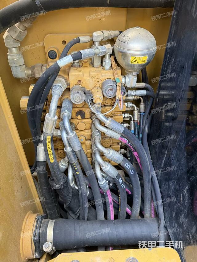 回转马达和主控阀（整机外观）