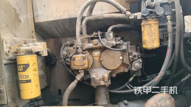 液压泵舱室正面整体(整机外观) 液压泵舱室正面整体(整机外观)