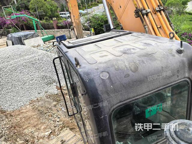 駕駛室頂部(整機(jī)外觀) 駕駛室頂部(整機(jī)外觀)