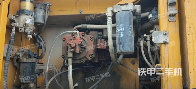 液壓泵艙室正面整體(整機外觀) 液壓泵艙室正面整體(整機外觀)