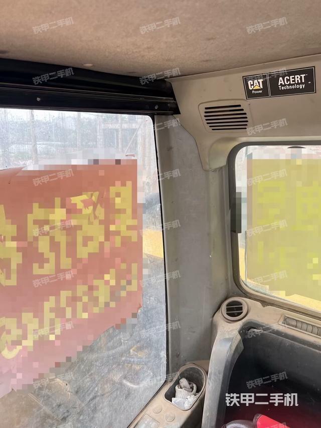 行走控制手柄和踏板?俯拍（駕駛室部分）