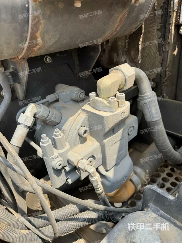 液压泵舱室正面整体(整机外观) 液压泵舱室正面整体(整机外观)