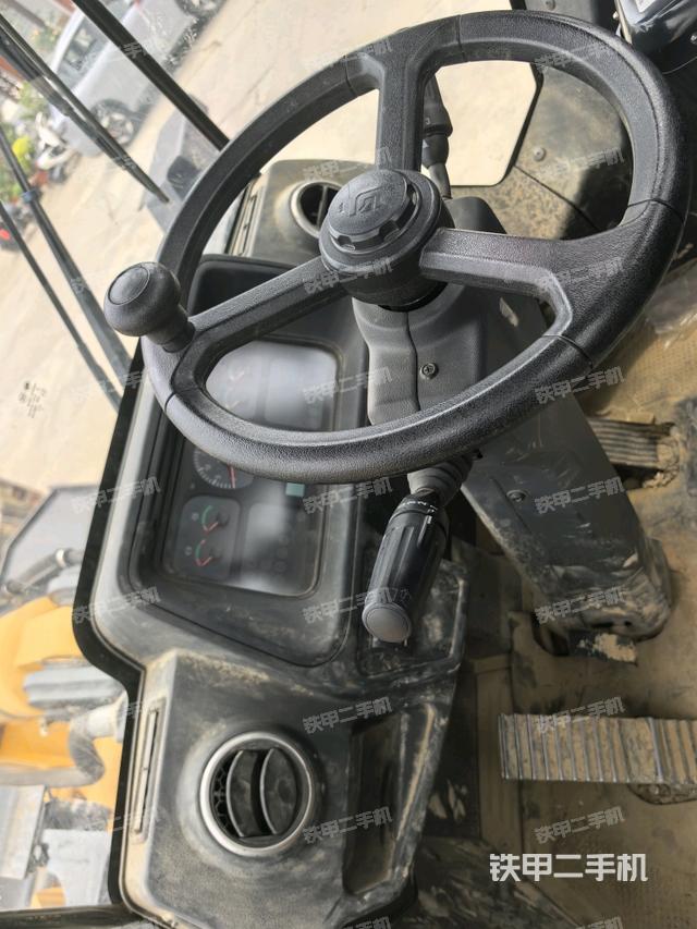 駕駛室工作臺(tái)(整機(jī)外觀及大件) 駕駛室工作臺(tái)(整機(jī)外觀及大件)