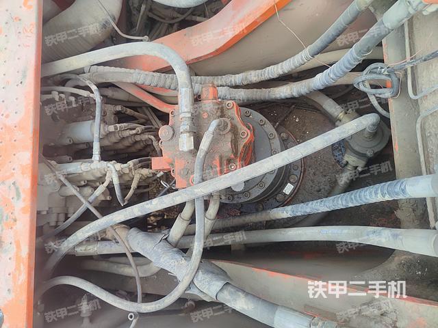 回轉(zhuǎn)馬達(dá)和主控閥(整機(jī)外觀) 回轉(zhuǎn)馬達(dá)和主控閥(整機(jī)外觀)