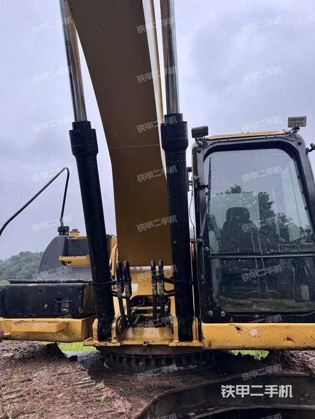 大臂油缸整体 竖拍(工作和回转装置) 大臂油缸整体 竖拍(工作和回转装置)