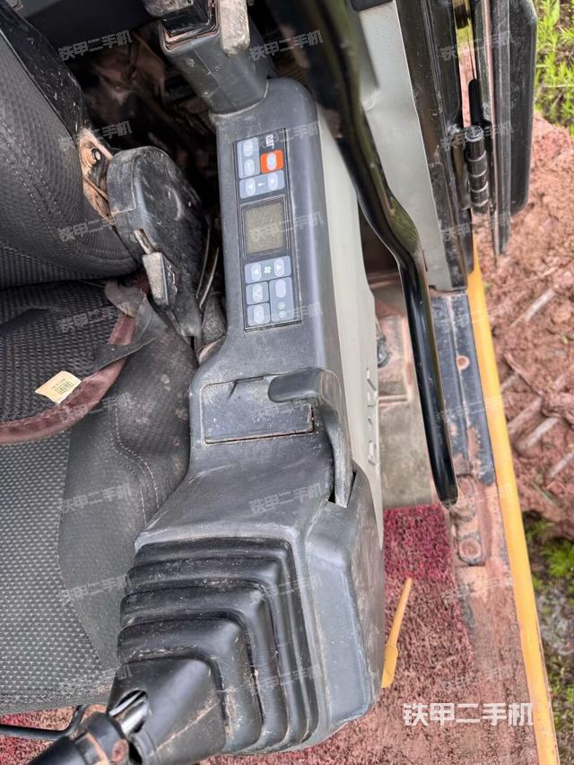 座椅右侧控制台/钥匙门/油门/含右手柄(驾驶室部分) 座椅右侧控制台/钥匙门/油门/含右手柄(驾驶室部分)