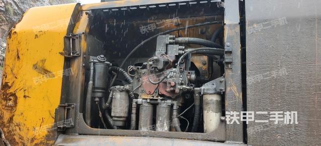 液壓泵艙室正面整體(整機外觀) 液壓泵艙室正面整體(整機外觀)