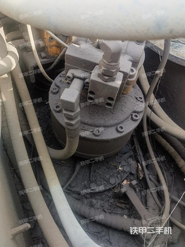 回轉(zhuǎn)馬達和主控閥(整機外觀) 回轉(zhuǎn)馬達和主控閥(整機外觀)