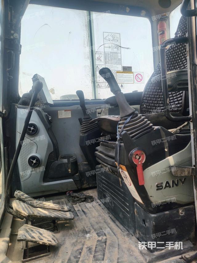 驾驶室顶部(整机外观) 驾驶室顶部(整机外观)