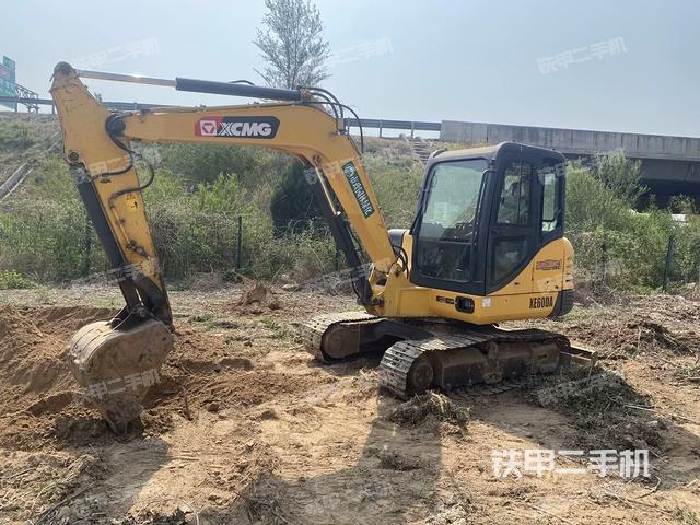 驾驶室整体(整机外观) 驾驶室整体(整机外观)