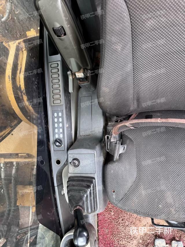 座椅左侧控制台/音响/含左手柄(驾驶室部分) 座椅左侧控制台/音响/含左手柄(驾驶室部分)
