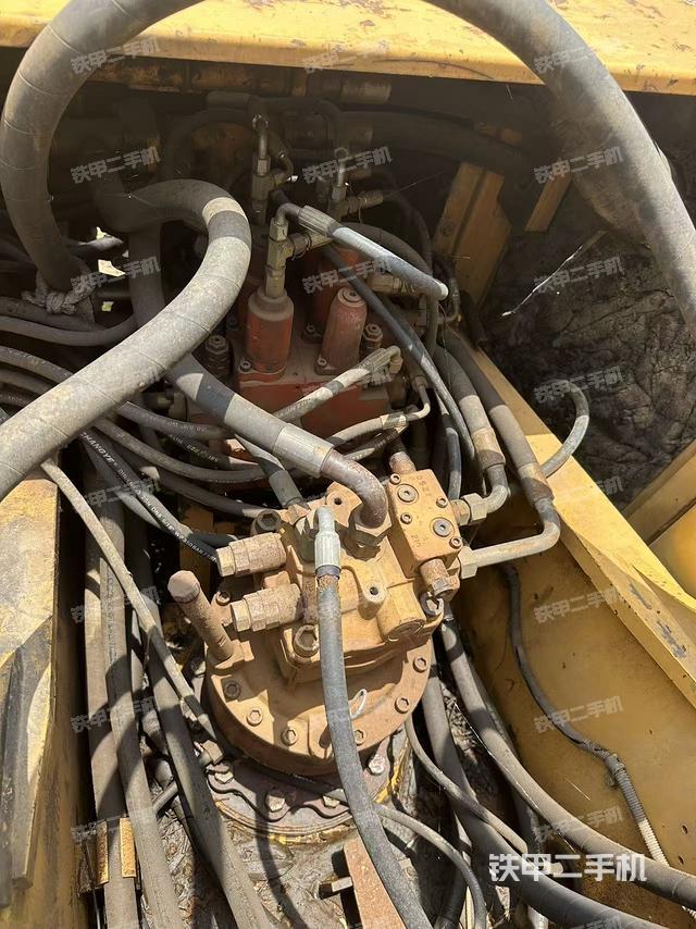 回轉(zhuǎn)馬達(dá)和主控閥(整機(jī)外觀) 回轉(zhuǎn)馬達(dá)和主控閥(整機(jī)外觀)