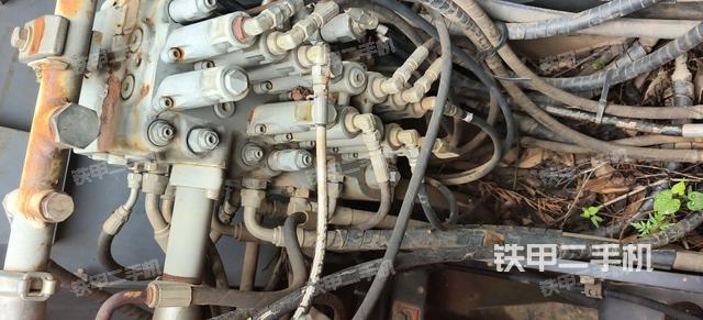 回转马达和主控阀(整机外观) 回转马达和主控阀(整机外观)